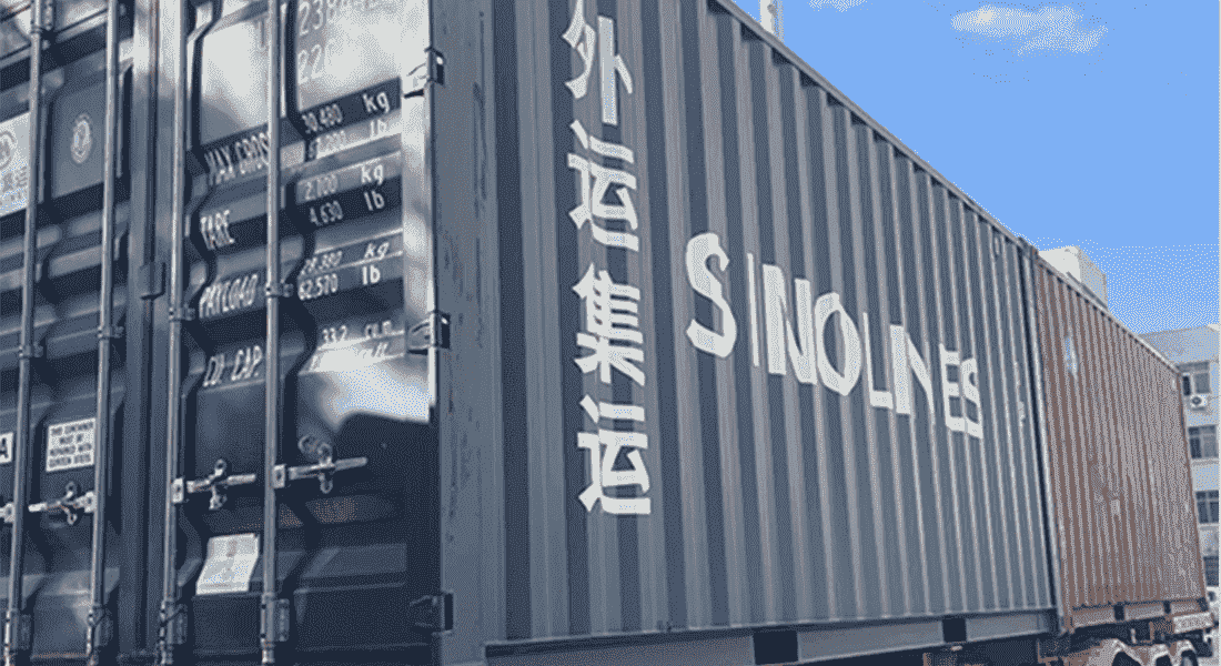 中国から日本へ商品を輸送するコンテナ